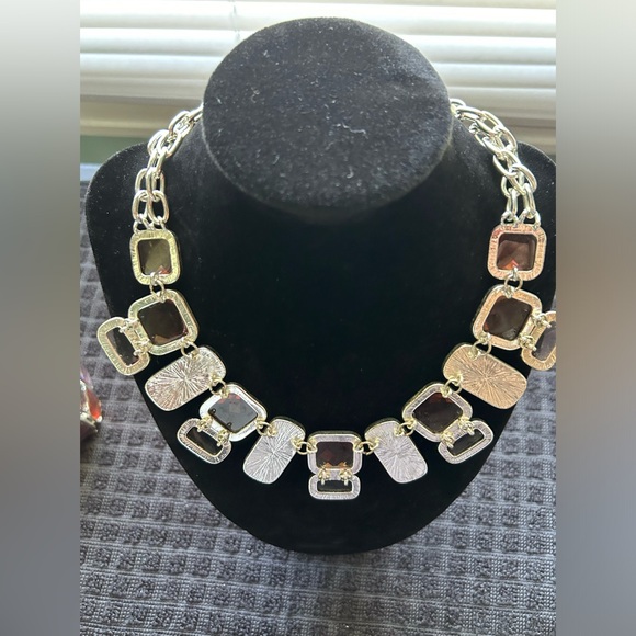 Dana Buchman 2 Piece Jewelry Set..Necklace with matching pierced Earrings - Picture 5 of 10